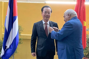 Đại sứ Cuba tại Việt Nam Orlando Hernandez Guillen trao tặng Huân chương Hữu nghị cho nguyên Bộ trưởng Phạm Hồng Hà.