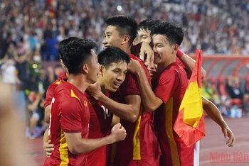 Các cầu thủ Việt Nam ăn mừng sau bàn thắng của Hùng Dũng. (Ảnh: THÀNH ĐẠT)