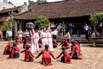 Các nghệ nhân đang biểu diễn “Hát Xoan Phú Thọ” - di sản văn hóa phi vật thể của nhân loại (Ảnh: myphutho.vn)