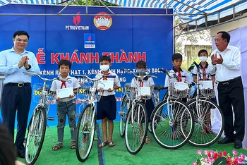 Đại diện Tập đoàn Dầu khí Việt Nam trao xe đạp và học bổng cho học sinh nghèo vượt khó học giỏi huyện Thới Bình.