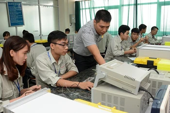 Giờ thực hành của sinh viên Khoa Điện tại Trường Đại học Công nghiệp Hà Nội. (Ảnh: DUY LINH)