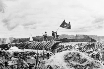 Chiều 7/5/1954, lá cờ Quyết chiến-Quyết thắng của Quân đội nhân dân Việt Nam tung bay trên nóc hầm tướng De Castries. Chiến dịch lịch sử Điện Biên Phủ đã toàn thắng. (Ảnh: TTXVN)