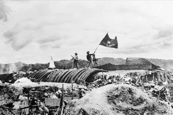 Chiều 7/5/1954, lá cờ "Quyết chiến-Quyết thắng" của Quân đội nhân dân Việt Nam tung bay trên nóc hầm tướng De Castries. Chiến dịch lịch sử Điện Biên Phủ đã toàn thắng. Ảnh: Triệu Đại - TTXVN