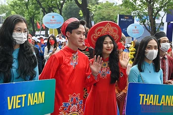 Đoàn viên, thanh niên Việt Nam trong trang phục truyền thống dự Festival. (Ảnh: DUY LINH)