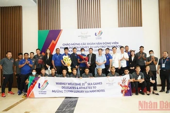 Lãnh đạo Sở Văn hóa, Thể thao và Du lịch tỉnh Hà Nam tặng hoa chào mừng đội tuyển Futsal nam Myanmar.