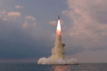 Hình ảnh 1 vụ thử tên lửa đạn đạo phóng từ tàu ngầm của Triều Tiên vào tháng 10/2021. (Ảnh: KCNA)