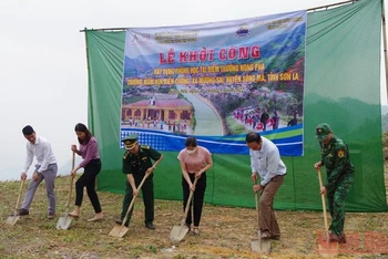 Khởi công nhà lớp học tại điểm trường bản Nong Phạ, xã Mường Sai, huyện Sông Mã, tỉnh Sơn La.