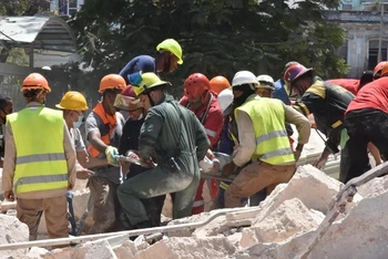 Lực lượng cứu hộ đưa nạn nhân trong vụ nổ tại khách sạn Saratoga ra khỏi hiện trường. (Ảnh: Prensa Latina)