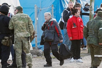 Người dân Ukraine được sơ tán khỏi nhà máy thép Azovstal ở thành phố Mariupol tới 1 trung tâm lưu trú tạm thời ở làng Bezimenne, thuộc Donetsk, ngày 6/5/2022. (Ảnh: Reuters)