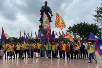 Hội Cổ động viên bóng đá Nam Định trước khu vực tượng đài Quốc công Tiết chế Hưng Đạo Đại Vương Trần Quốc Tuấn.