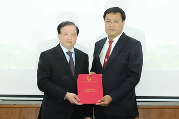 Thứ trưởng Văn hóa, Thể thao và Du lịch Tạ Quang Đông trao quyết định bổ nhiệm cho ông Đặng Hà Việt (bên phải). (Nguồn: Toquoc.vn)