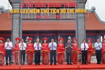 Thủ tướng Phạm Minh Chính và các đại biểu cắt băng khánh thành Khu lưu niệm Chủ tịch Hồ Chí Minh. (Ảnh: Dương Giang/TTXVN)