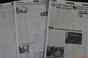 Các báo lớn của Lào mấy ngày qua có nhiều bài viết về Việt Nam và quan hệ Việt Nam-Lào. (Ảnh: XUÂN SƠN)