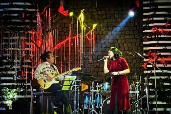 Ca sĩ Khánh Linh hát trong show ca nhạc tôn vinh cố nhạc sĩ Ngọc Châu.