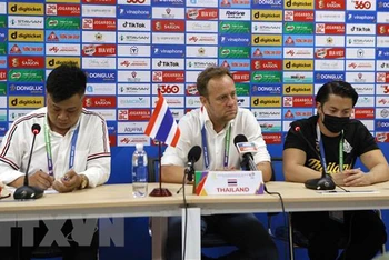 HLV trưởng đội U23 Thái Lan Mano Polking (giữa) trả lời câu hỏi tại cuộc họp báo sau trận đấu. (Ảnh: Công Luật/TTXVN)