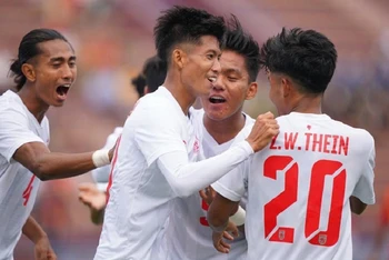 Các cầu thủ U23 Myanmar ăn mừng bàn thắng trong trận gặp U23 Timor Leste chiều 8/5. (Ảnh: 24h.com.vn)