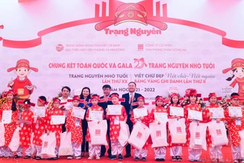 Ban tổ chức trao giải tặng các thí sinh xuất sắc tham dự Chung kết Ngày hội Trạng nguyên nhỏ tuổi.