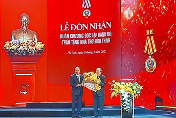 Chủ tịch nước Nguyễn Xuân Phúc trao Huân chương Độc lập hạng Nhì tặng nhà thơ Hữu Thỉnh.