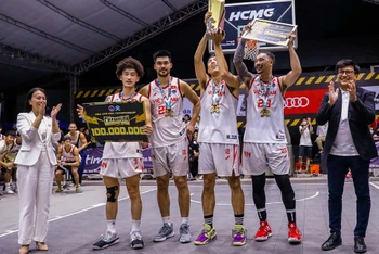 Bốn thành viên đội tuyển bóng rổ quốc gia ăn mừng chức vô địch VBA 3x3 Pro. (Ảnh: VBA)