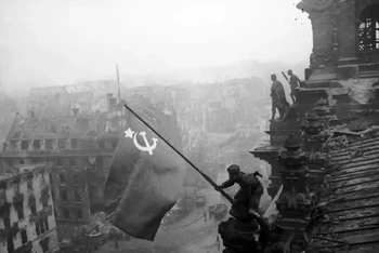 Chiến sĩ Hồng quân cắm lá cờ chiến thắng lên nóc Nhà Quốc hội Đức, chiều 30/4/1945. (Ảnh: Getty Images)