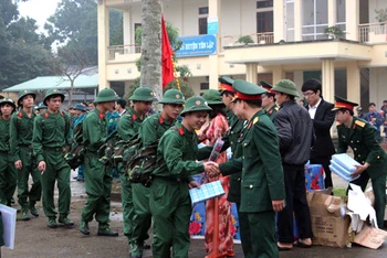 Ban CHQS huyện Yên Lập động viên, tặng quà cho các tân binh nhập ngũ. (Nguồn: Báo Phú Thọ)
