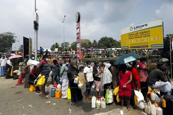 Người dân xếp hàng dài chờ mua dầu hỏa tại 1 trạm nhiên liệu ở Colombo, Sri Lanka, ngày 18/3/2022. (Ảnh: Reuters)