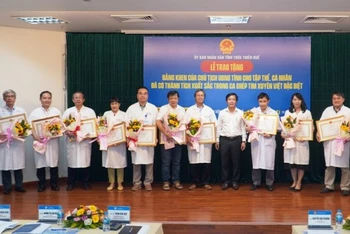 Chủ tịch UBND tỉnh Thừa Thiên Huế tặng Bằng khen cho các tập thể và cá nhân xuất sắc tại Bệnh viện Trung ương Huế đã thực hiện ca ghép tim xuyên Việt thành công. (Ảnh: Hiếu - Minh)