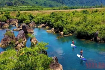 Chèo kayak trên sông Chày, Quảng Bình. (Ảnh: HƯƠNG GIANG)