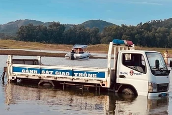 Lực lượng chức năng có mặt tại khu vực hồ Đa Tôn để tìm kiếm các nạn nhân.