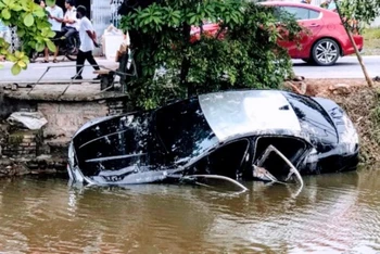 Chiếc xe bị nạn đã được đưa vào sát bờ mương An Kim Hải. (Ảnh: Cổng tin tức Hải Phòng)