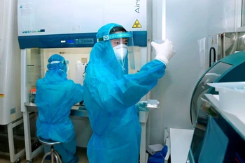 Nhân viên Bệnh viện đa khoa tỉnh Vĩnh Phúc tiến hành xét nghiệm Covid-19.