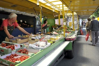 Các quầy hàng tại 1 khu chợ nông sản ở thị trấn Hamburg, miền bắc nước Đức. (Ảnh: Reuters)