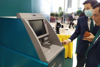 Khách hàng trải nghiệm rút tiền tại ATM bằng thẻ Căn cước công dân gắn chíp điện tử.