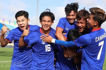 Các cầu thủ U23 Campuchia ăn mừng bàn thắng trong trận gặp U23 Lào chiều 9/5. (Ảnh: TTXVN)
