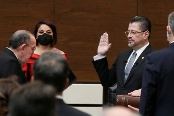 Ông Rodrigo Chaves tuyên thệ trong lễ nhậm chức Tổng thống Costa Rica, ngày 8/5/2022. (Ảnh: Reuters)
