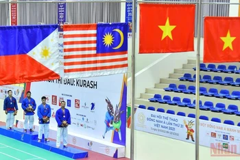 Quốc kỳ Việt Nam được kéo cao tại lễ trao huy chương hạng cân dưới 90 kg nam môn Kurash. (Ảnh: THỦY NGUYÊN)