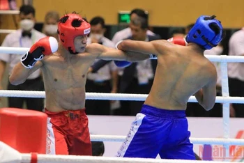 Nguyễn Thế Hưởng của Kickboxing Việt Nam (đỏ) thắng Kiang Athachai Saiprawat của đội Malaysia nội dung Full Contact nam, hạng cân dưới 67 kg với tỷ số 3:0.