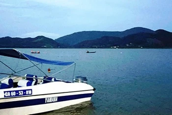 Lực lượng chức năng tìm kiếm nạn nhân mất tích sau vụ chìm thuyền trên hồ Đa Tôn.