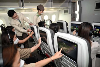 Hành khách trải nghiệm hệ thống giải trí Bamboo Sky. (Ảnh: Bamboo Airways)