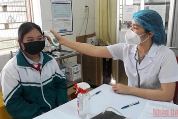 Khám sàng lọc cho trẻ dưới 12 tuổi ở Thái Bình trước khi tiêm vaccine ngừa Covid-19.