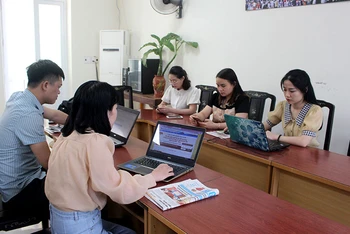 Cán bộ Báo Hà Giang tham gia thi trắc nghiệm trực tuyến tìm hiểu Nghị quyết của Đảng.
