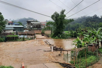 Nước lũ dâng cao làm ngập tràn giao thông ở xã Yên Phong (Chợ Đồn).