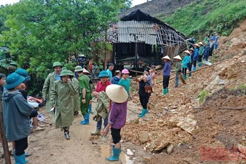 Đội cứu hộ vào khu vực dân cư, thuộc xã Chi Lăng, huyện Chi Lăng, giải cứu người dân bị lũ cô lập.