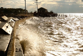 Về lâu dài, nước biển dâng cao sẽ gây xói mòn hệ sinh thái ven biển và mất bãi triều. (Ảnh minh họa: Reuters)
