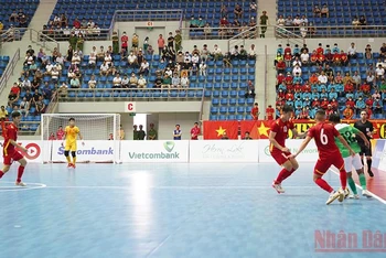 Trận thi đấu giữa đội tuyển Futsal Việt Nam và Indonesia.