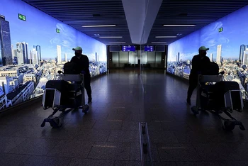 Hành khách tại sân bay Frankfurt, Đức, tháng 3/2021. (Ảnh: Reuters)