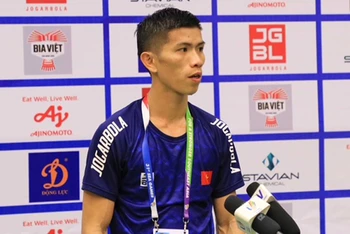 Huỳnh Văn Tuấn trả lời phỏng vấn sau trận đấu.