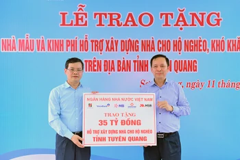 Trao biểu trưng hỗ trợ kinh phí xây dựng nhà ở cho hộ nghèo trên địa bàn tỉnh Tuyên Quang.