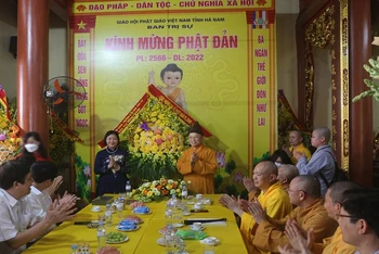 Đồng chí Trưởng Ban Dân vận Trung ương tặng hoa, chúc mừng lễ Phật đản tại tỉnh Hà Nam.