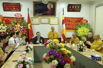 Chủ tịch UBND thành phố Hà Nội chúc mừng Giáo hội Phật giáo Việt Nam thành phố Hà Nội nhân Đai lễ Phật Đản.